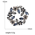 Spilla a corona d'ulivo con cristalli blu e champagne, misura 4,2 cm x 4,4 cm - Base in lega d'argento / Grigio