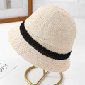 Detailaufnahme der beigen Strickmütze mit schwarzen Streifen auf einem Metallständer - Einheitsgröße / Beige (Schwarzer Streifen Minimalistisch)