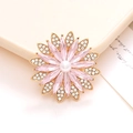 Broche fleur dorée élégante avec cristaux roses, strass et une perle blanche au centre - Rose