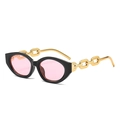 Occhiali da sole cat-eye retrò con lenti rosa e stanghette a catena d'oro - Montatura Nera Lenti Rosa