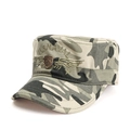 Dettaglio del berretto militare mimetico con ricamo U.S. NAVAL e scudo metallico dell'esercito - Regolabile (55-60cm) / US - Mimetico