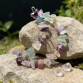 Detalle de pinza de pelo de metal con forma de luna y piedras de cristal natural de colores - Fluorita