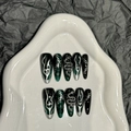 Unghie finte fatte a mano verde scuro con serpente in metallo 3D ed estetica dark punk - Extra Piccolo (XS)