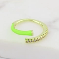 Detailansicht goldener Ring mit neon-grünem Emaille-Akzent und funkelnden Zirkonia-Steinen - Gelb