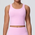 Detailansicht des rosa gebürsteten Yoga-Tops mit Polstern und breiten Trägern - Kirschblütenrosa