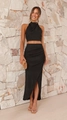 Detail von schwarzem Halter-Top und Faltenrock-Set mit eleganter vertikaler Textur - S / Schwarz