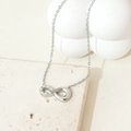 Macro del ciondolo a infinito in argento con zirconi su base in marmo elegante - Argento Infinito con Mezzo Zircone