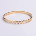 Detalle de brazalete de corazón dorado con nácar blanco para un estilo elegante y minimalista - Dorado
