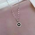 Dettaglio macro della collana in acciaio titanio con numeri romani e ciondolo diamante - Acciaio al titanio / Argento