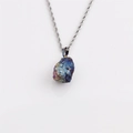 Collar con colgante de amatista natural irregular en tono dorado y cadena de cuerda fina - Mineral Arcoiris Azul