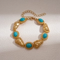 Dettaglio di un bracciale dorato vintage con pietre turchesi finti ed elementi a conchiglia - Bracciale-Blu