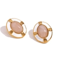 Vintage goldene ovale Ohrstecker mit weißer Emaille und rosa Edelstein auf weißem Grund - Ovale Kreuz Naturstein Ohrstecker - Gold Weiß