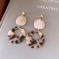Détails de boucles d'oreilles en résine aux motifs de marbre et d'écaille de tortue - Marbre Beige (Rond)