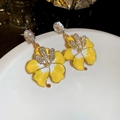 Boucles d'oreilles fleurs jaune et blanc avec strass brillants et goujon en zircon - Boucles d'oreilles florales en strass peintes en jaune blanc