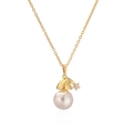 Dettaglio della collana dorata con perla bianca e ciondolo a cappello di Babbo Natale - Perla con Cappello di Natale Dorato