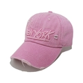 Detail der rosa gewaschenen Baumwollkappe mit New York Stickerei und Distressed-Effekten - Rosa