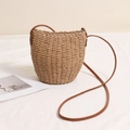 Süße Stroh-Eimertasche in Hellbraun mit Lederriemen für den Strandurlaub und Sommerlook - Lederriemen Korb Stil