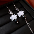 Détail macro de boucles d'oreilles vintage en résine avec pompons argentés et perles noires - Modèle de Lotus Style Chinois (Crochet d'Oreille-Blanc-Noir) / Blanc-Noir