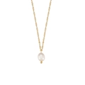 Elegante collar de cadena dorada con un colgante de perla blanca sobre fondo blanco puro - Collar