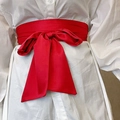 Ceinture en tissu rouge vif pour femme avec nœud papillon élégant sur chemise blanche - Rouge