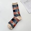 Detalle de calcetín vintage de algodón a cuadros en beige, azul y rojo con diseño retro - Talla única / Beige