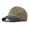 Dettaglio del cappellino vintage in cotone con stampa ancora e bordi consumati - Regolabile / Verde Militare Lavato