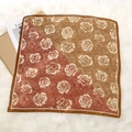 Foulard quadrato di raso marrone e oro con stampa floreale di rose bianche - 70*70cm / Rosa Marrone Oro