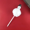 Weihnachts-Schneemann-Plüschstift mit flauschigem Ball vor rotem Hintergrund - Schneemann-1
