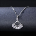 Collier en argent en forme d'éventail serti de zircons sur un support élégant - Tl78 (avec Chaîne)