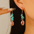Pendientes boho dorados con piedras turquesas y colgantes de conchas pintadas - Turquesa Concha Estampada (K-257)