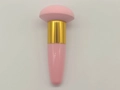 Brocha esponja de maquillaje rosa con cabezal de hongo y virola dorada elegante - Rosa
