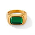 Anello minimalista in acciaio dorato con una grande pietra di zircone verde rettangolare - US 6 / Zircone Verde