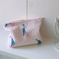 Détail de la trousse à maquillage tulipe rose avec tissu plissé et étiquette simple wish - Tulipe Rose