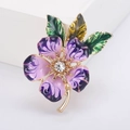 Dettaglio della spilla a fiore in smalto viola con foglie verdi e stelo dorato - Viola