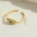 Detaillierte Makroansicht eines goldenen Rings mit blauem Augenmuster und Kristallen - Königsblaue Zirkonia (JZ0999-3)
