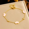 Eleganteres goldenes Lotus-Armband mit rosa Emaille-Blüten und funkelnden Zirkon-Perlen - Rosa Lotus Armband