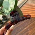 Macro detail of glossy dark brown tortoiseshell hair claw clip with strong spring mechanism - 11.5CM / Glossy Red Brown