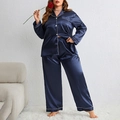 Donkerblauwe satijnen pyjamaset met lange mouwen en witte biesjes voor een luxe uitstraling - 3XL / Marineblauw