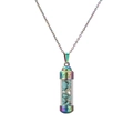 Collana con ciondolo boccetta di profumo in acciaio arcobaleno e pietre blu frantumate - Schegge di Turchese Blu