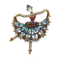 Vintage gouden balletdanseres broche met kleurrijke strasstenen en witte parels op witte achtergrond - Zigeuner Dansend Meisje