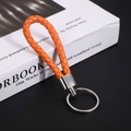 Portachiavi in pelle intrecciata arancione con anello e gancio in metallo argento - Arancione