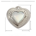 Macro-opname van de 15mm hartvormige hanger van roestvrij staal met witte schelpinleg - YE448-1 Hart Zilver Schelp