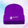 Lila Strickmütze mit weißer Geisterstickerei und BOO! Text für Herbst Street Fashion - Einheitsgröße / Lila