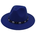 Détail d'un chapeau fedora bleu royal avec ruban en cuir noir et clous en métal argenté - M (56-58cm) / Bleu Saphir