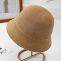 Dettaglio cappello a secchiello in maglia kaki con decorazioni traforate su supporto - M (56-58cm) / Marrone
