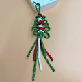 Portachiavi natalizio fatto a mano in paracord intrecciato rosso, verde e bianco - Verde
