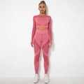 Dettaglio del set yoga rosa senza cuciture con texture traspiranti e polsini con foro per il pollice - Rosso anguria