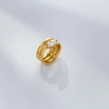 Makro-Detail von 18K vergoldetem mehrschichtigem Spiralring mit Marquise-Zirkonia - US 6 / Drelagige Spirale Marquise Zirkonia