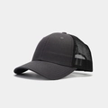 Dettaglio del cappello trucker grigio scuro con rete nera traspirante e visiera - Regolabile / Grigio Scuro/Rete Nera