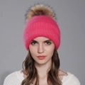 Damen Strickmütze in Hot Pink mit Pelzbommel und Rippenmuster für den Winter - Rosarot
